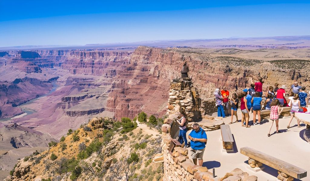 Tourists enjoying Grand circle grand canyon usa